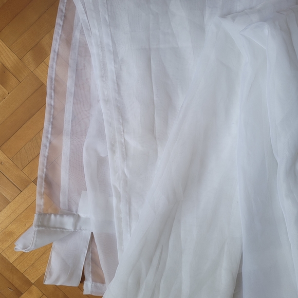 Two white and transparent curtains . - Picture 6 of 7